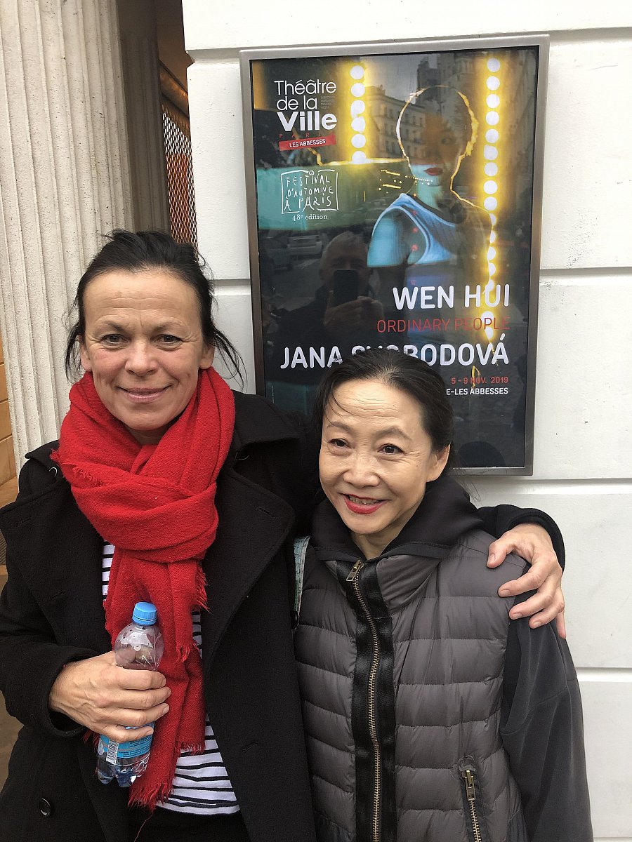 Wen Hui spolu s Janou Svobodovou před pařížským divadlem Théâtre de la Ville, kde byla inscenace divadla Archa Obyčejní lidé uvedena v rámci pařížského Podzimního festivalu.